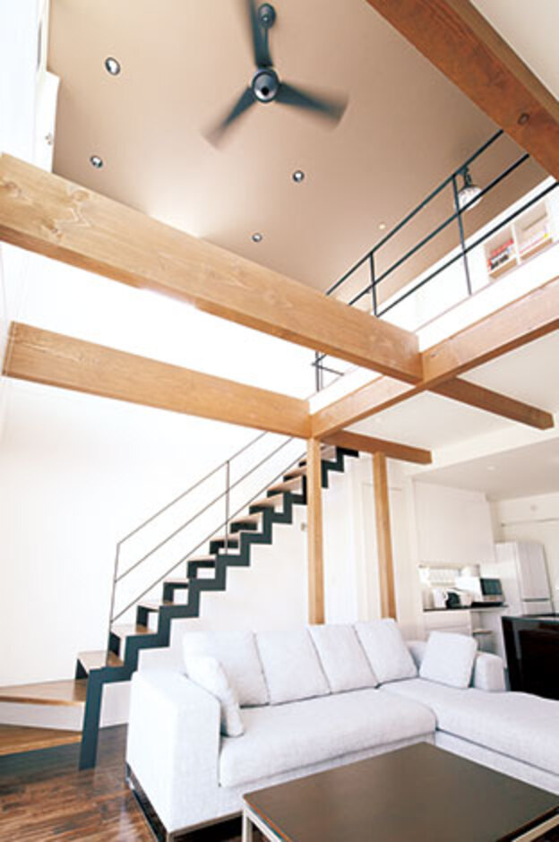 光 と風を感じるくつろぎのリビング。オリジナルの黒いデザイン階段がナチュラルモダンな空間を引き立てる