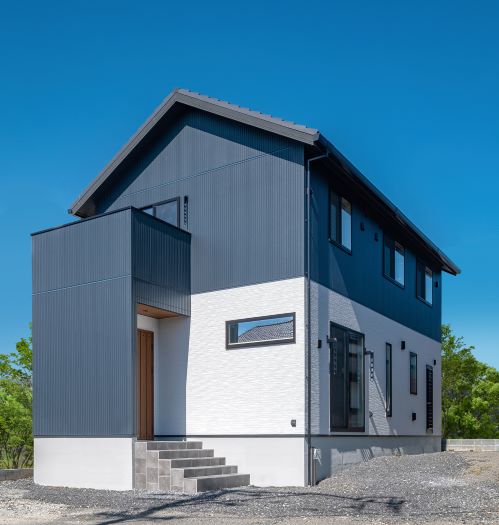 静鉄ホームズ【デザイン住宅、収納力、間取り】いくつかのデザインイメージから迷いなく選択した外観は、ネイビーと白のツートンカラー。これから工事予定のウッドデッキも楽しみ