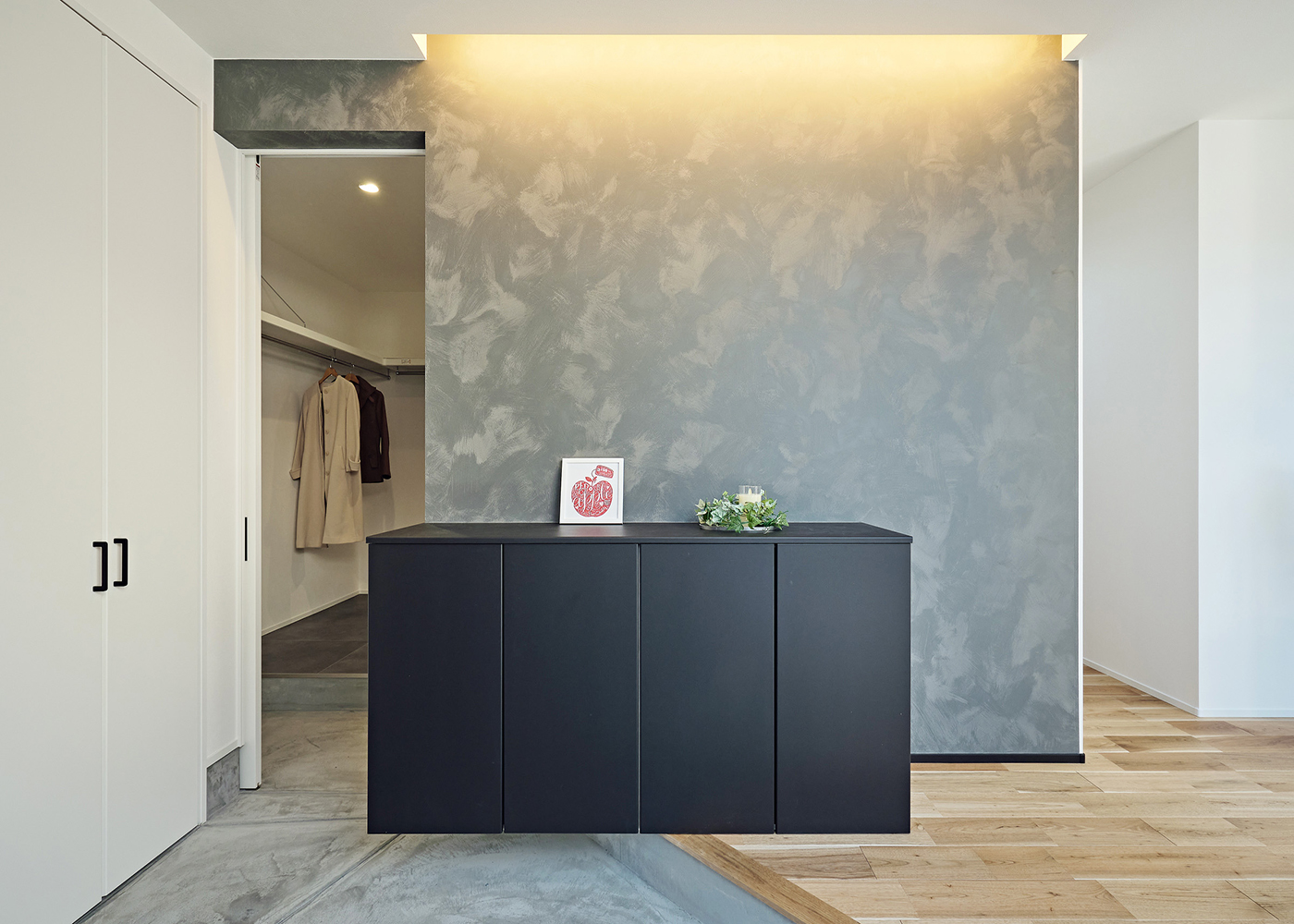 平屋建築ブルーハウス【和風、建築家、平屋】家族用玄関にファミリークローゼットが隣接