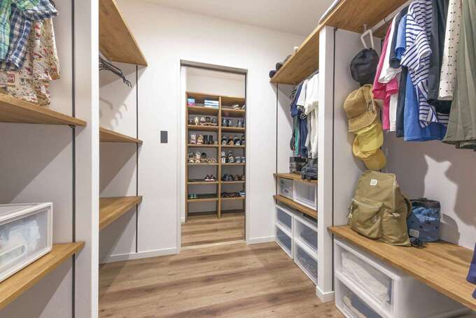 ファミリークローゼットは1人1区画。子どもが成長したら、自分のものは自分で片付ける習慣を身につけるのにも役立つ