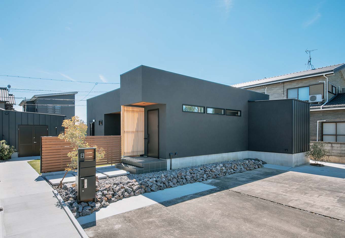 平屋建築ブルーハウス【デザイン住宅、建築家、平屋】塗り壁には、通常のブラック塗り壁よりも熱を吸収しにくいのが特徴の「遮熱タイプ」を採用