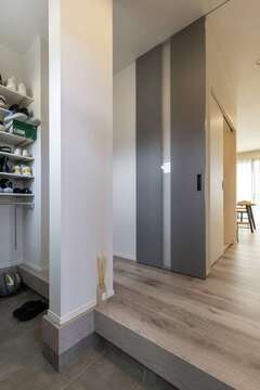 玄関クロークはオープンスタイルで。整然と並ぶバスケットシューズやスニーカーが絵になる