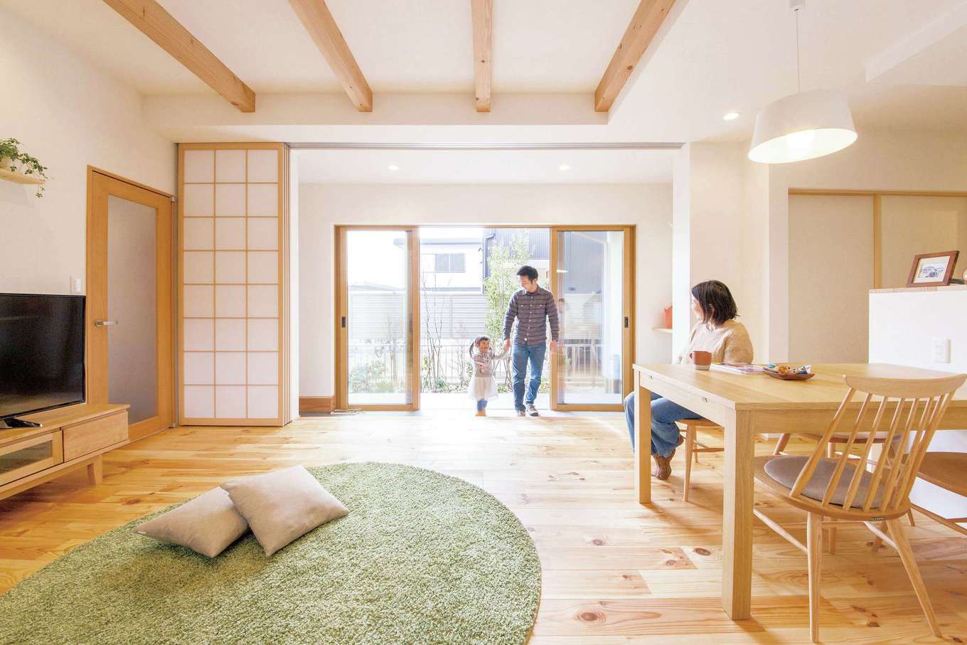 SEVEN HOUSE/セブンハウス【デザイン住宅、子育て、自然素材】庭にはハナミズキやアオダモといった植物が植えられている。大きな開口部によって、内と外の出入りも快適