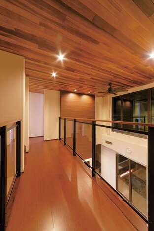 吹抜けの天井にレッドシダーを張り、気品と高級感ただよう空間に