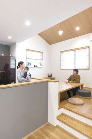 ダイニングをスキップフロアにしたことで、キッチンに立つ奥さまと子どもたちとの目線の高さが同じになり、コミュニケーションを取りやすい。勾配天井を採用し、より開放感が生まれた。キッチンからはリビング、ダイニング、畳コーナー、庭まで見渡せるので、奥さまも家族の気配を感じながら家事や料理ができて安心