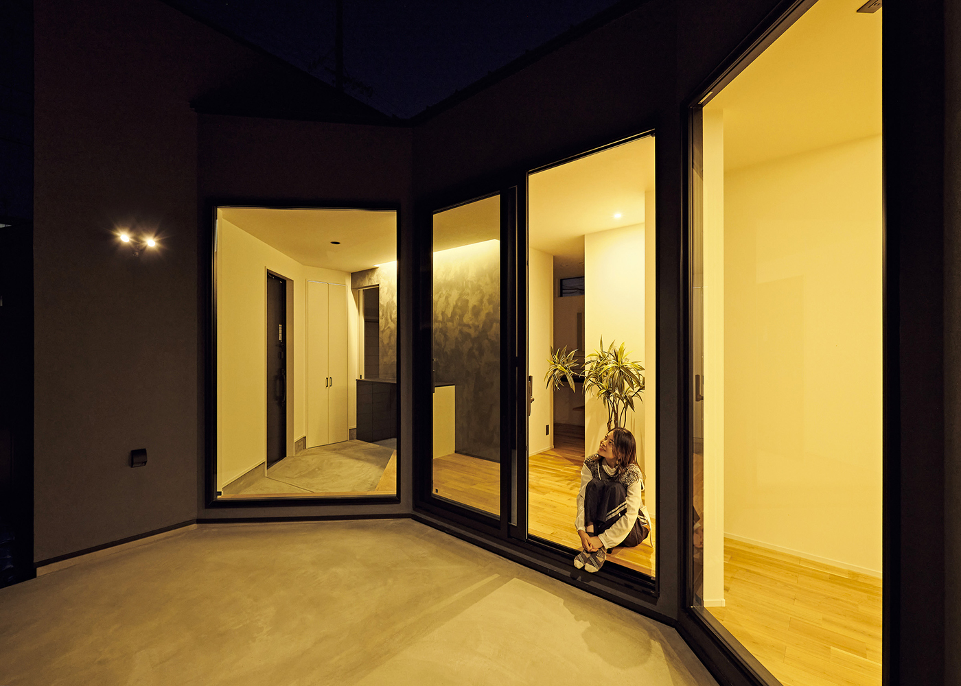 平屋建築ブルーハウス【和風、建築家、平屋】八角形のデッキに面して大開口を設けた室内