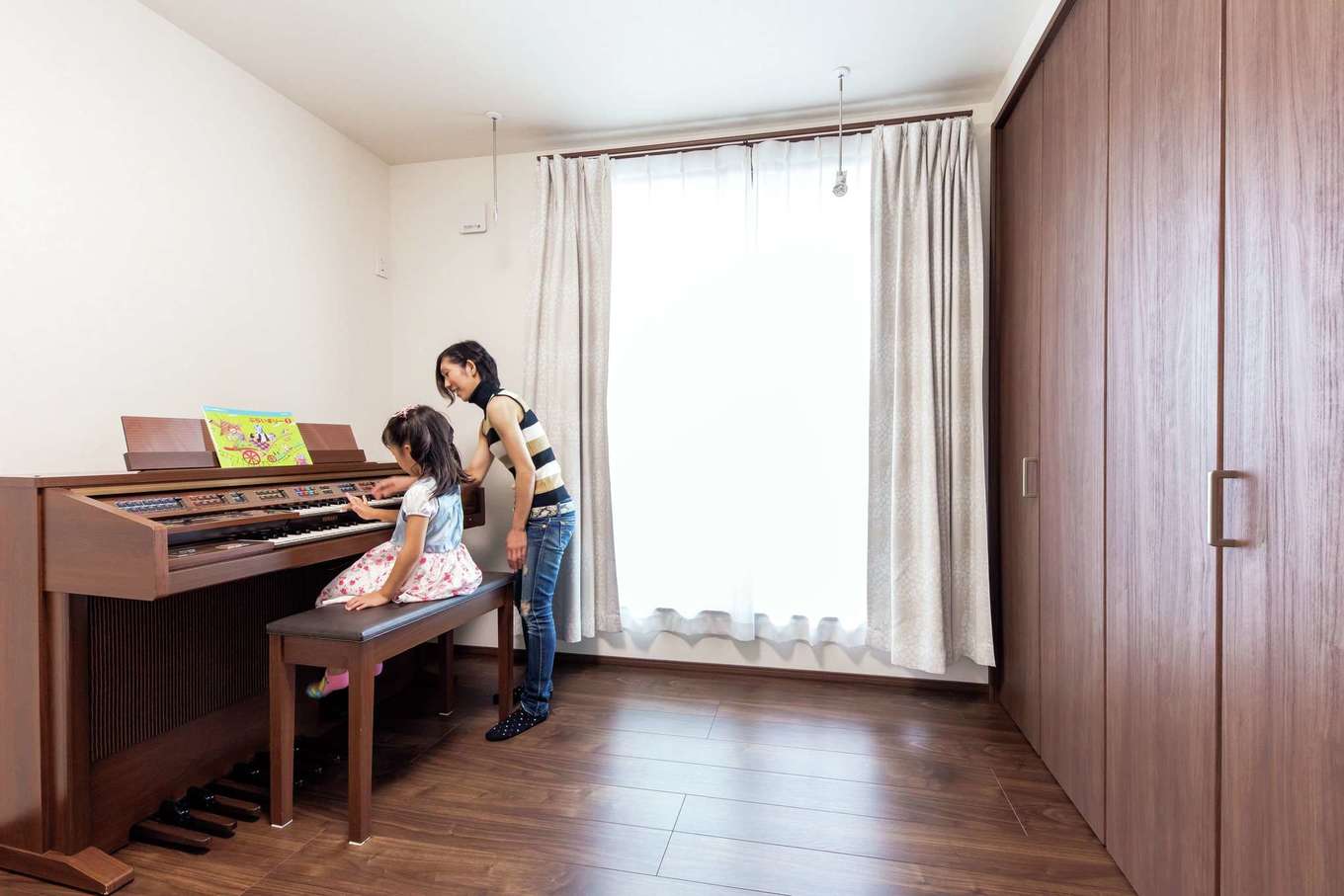 -delphi- デルフィ（藤井建築事務所） 【デザイン住宅、間取り、建築家】２部屋ある子ども室。壁一面の大容量収納で室内はいつもすっきり