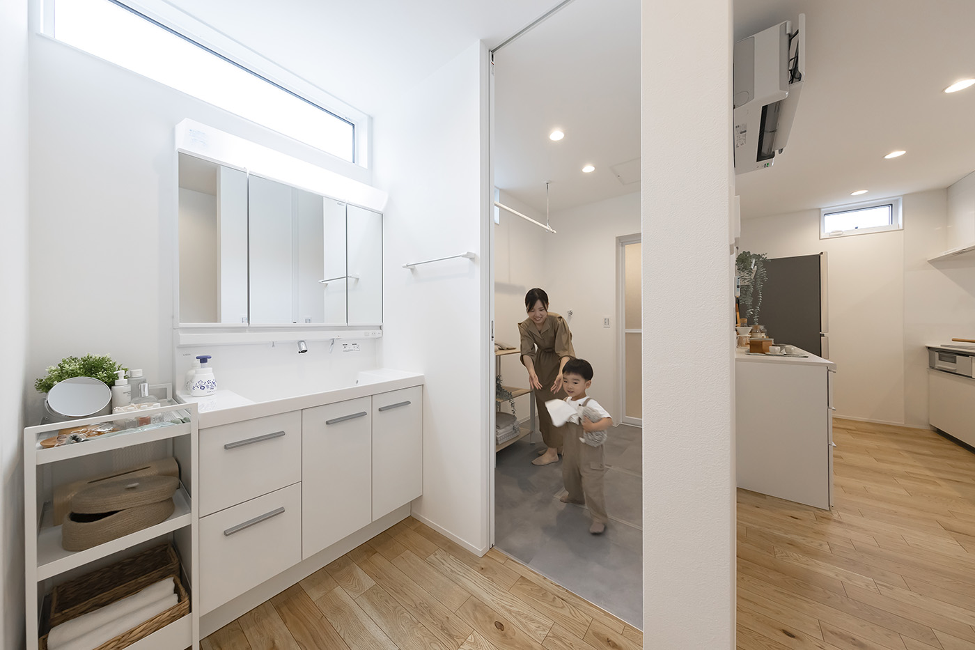 PG HOUSE（ピージーハウス）【浜松市中央区曳馬6-19-5・モデルハウス】キッチンの背面に設けたランドリーと洗面スペース。洗面スペースは横幅が広いため、朝の支度が重なるときも家族並んで使えて便利