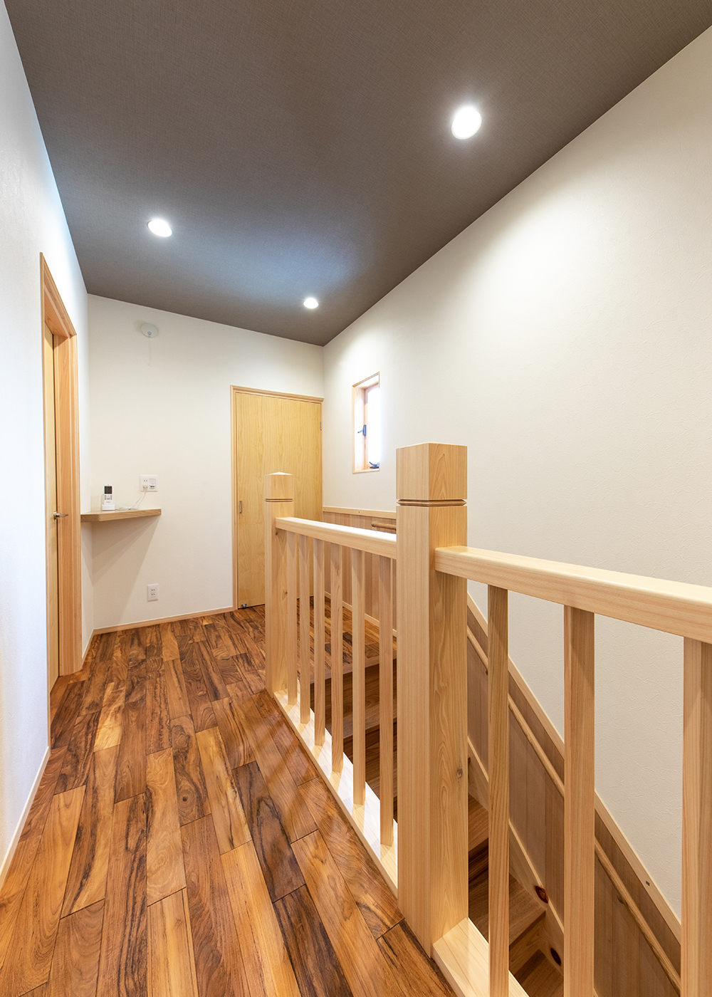 櫻 工務店【自然素材、狭小住宅、間取り】手すりの親柱にはヒノキの芯去り材を。その名の通り木の芯を外しているため、割れや狂いが生じにくい。木に精通した櫻井さんらしい美しい造形だ