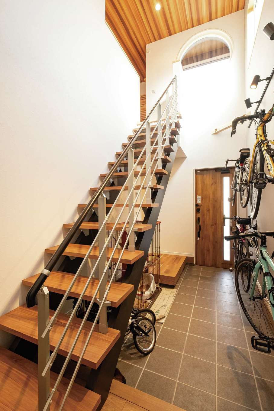 ぽっくハウス【リプルス】【デザイン住宅、間取り、ペット】自転車4台を飾った土間玄関。スケルトンの階段に視線が抜ける