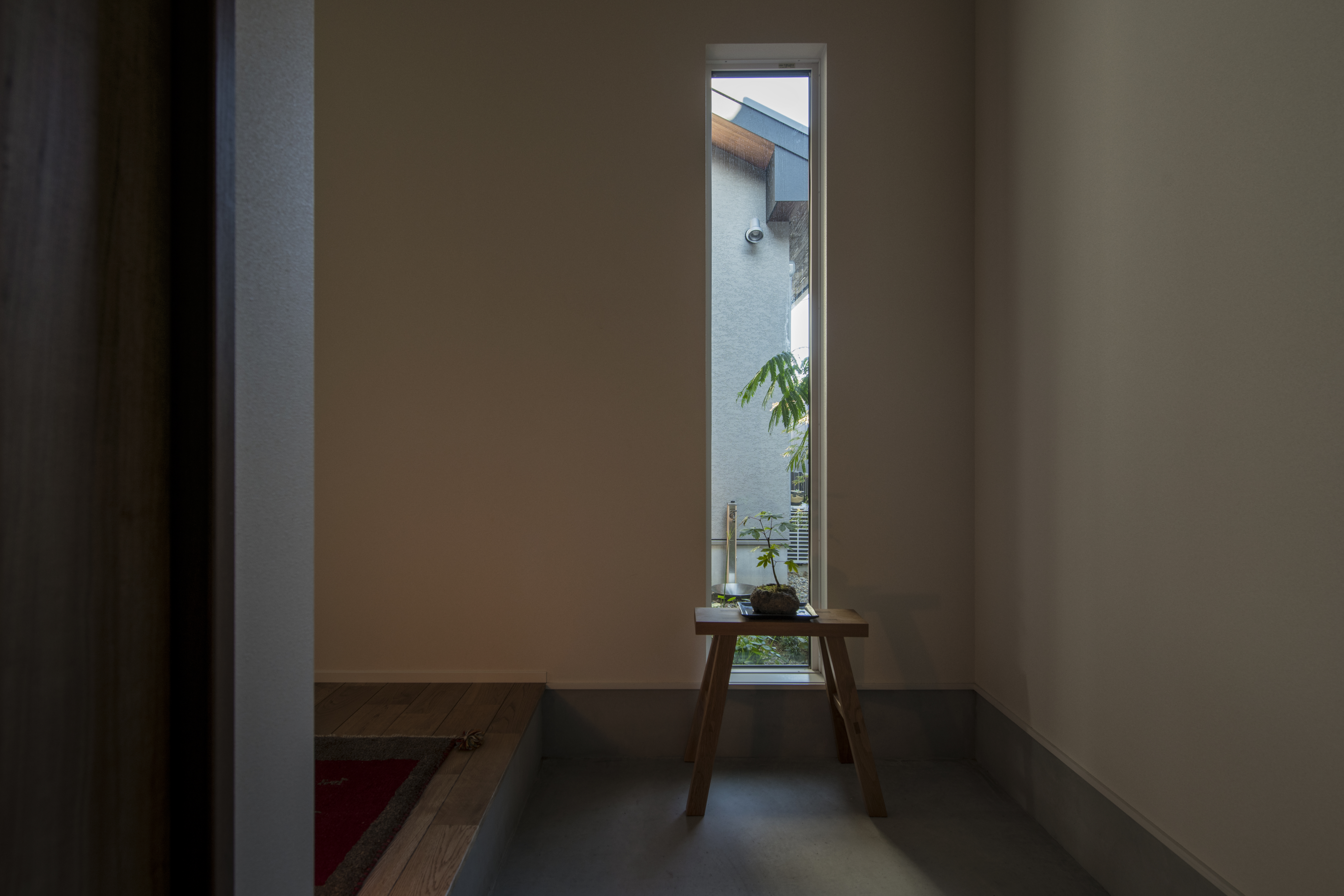 グランハウス一級建築士事務所｜玄関からも中庭が。お客様を招き入れるときのひと演出。
