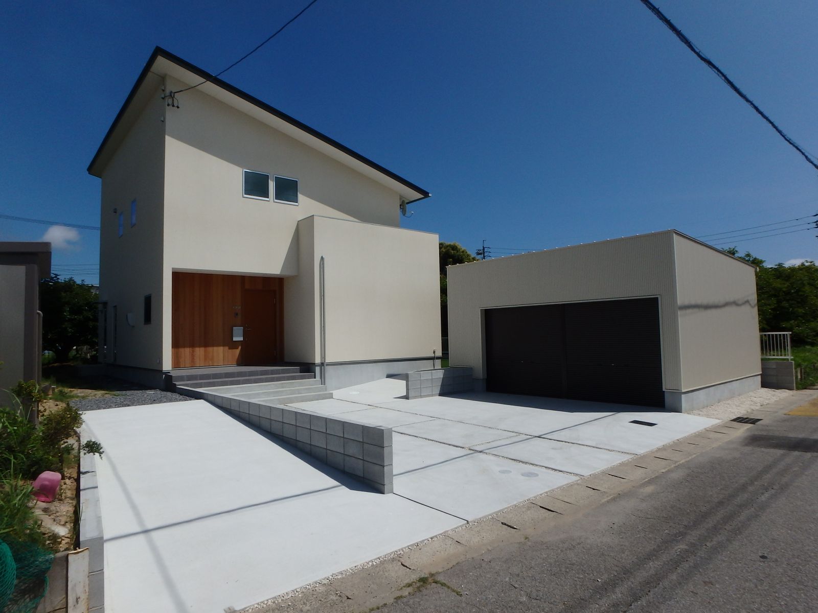 RIKYU 一級建築士事務所【デザイン住宅、建築家、インテリア】外観と統一感のあるガレージ