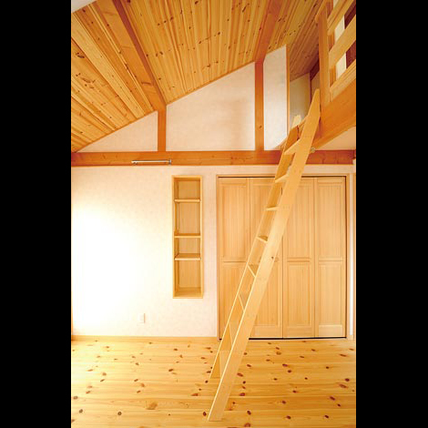 パイン材に包まれた子ども部屋は、ログハウスのような雰囲気