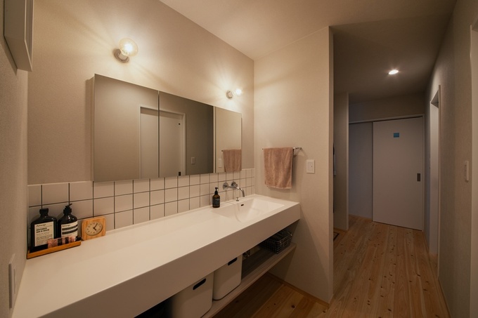 玄関近くに配置した造作洗面台