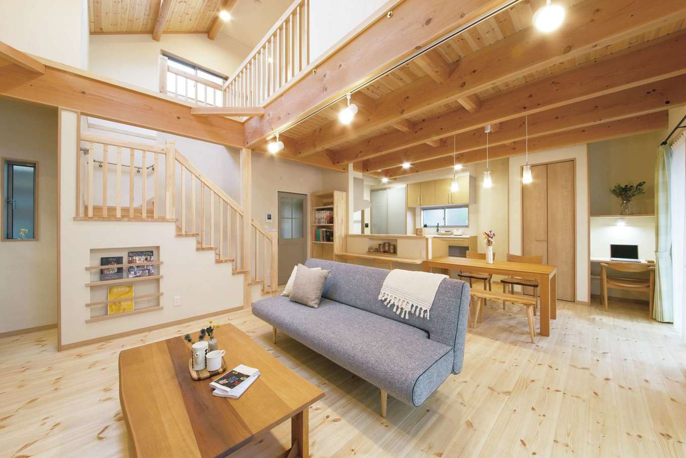 住まいるコーポレーション【デザイン住宅、収納力、自然素材】LDK内に階段やカウンターを設け、家族がいつも対面できる空間を実現。床と天井は厚さ30ミリの無垢のパイン材、壁には天然100％の珪藻土を使用し、夏も冬も快適