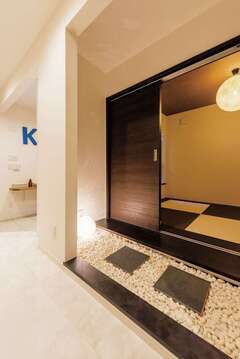 玉砂利に錆び石を敷いて町家風に演出した客間