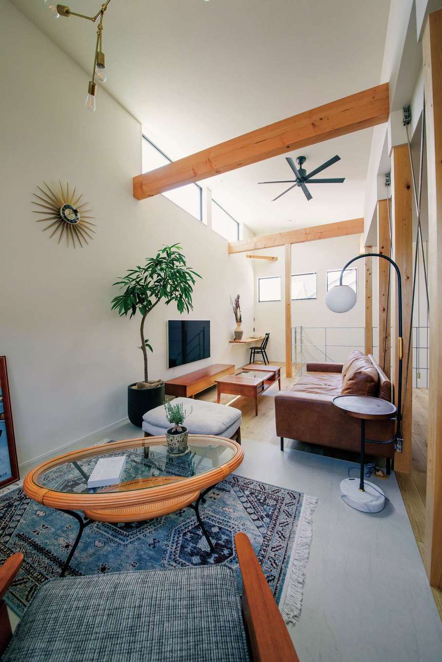 住家 JYUKA【デザイン住宅、間取り、インテリア】2階LDKが提案され、明るさや開放感を心配したが、想像を超える大らかな空間が実現。周囲からの視線に配慮して窓の位置やサイズが計画されているので、プライバシーも守られる