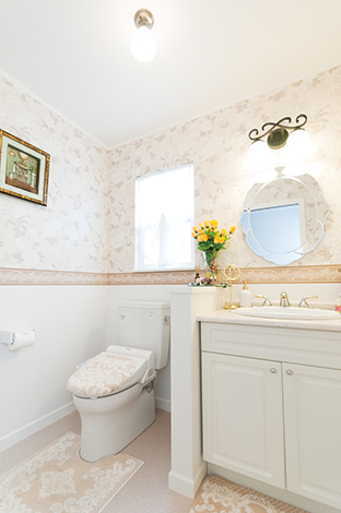 ハウテックス【輸入住宅、趣味、間取り】1Fの1.6畳の納戸の横には、アメリカの映画に出てくるようなおしゃれな洗面・トイレ