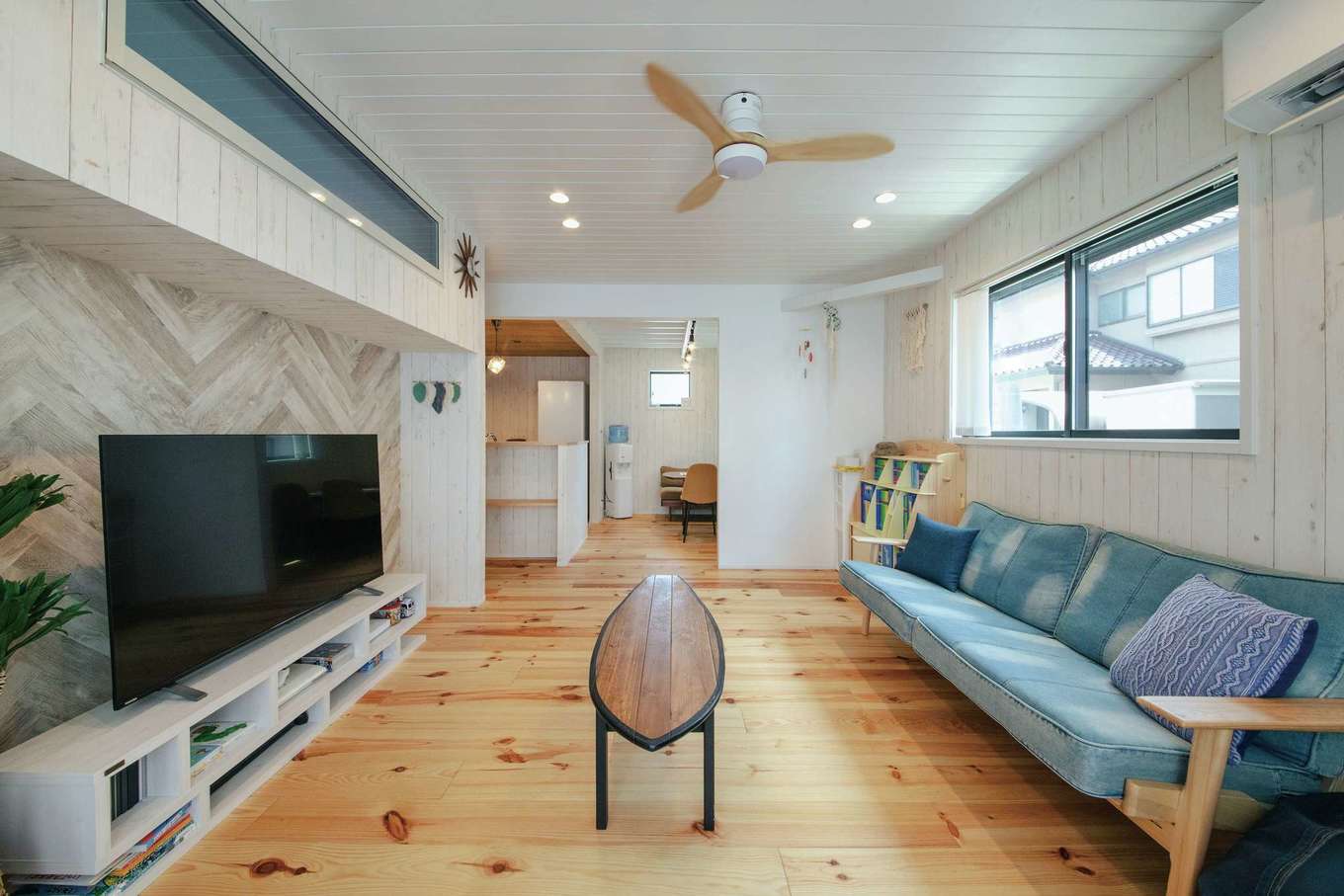 ハートホーム【デザイン住宅、趣味、スキップフロア】リビングからダイニング、キッチン、さらにはご主人の隠れ家スペースへと空間が穏やかに連続。どこにいても居心地がよく、家族の気配を感じることができる。自然素材の使用は、同社の持ち味の一つ。床の無垢パインは、体に優しい蜜蝋ワックス仕上げで、子どもがゴロゴロしても安心