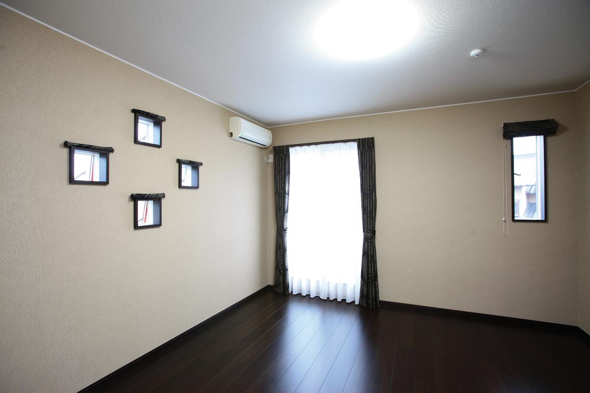 アフターホーム【1000万円台、デザイン住宅、狭小住宅】特徴的な窓とカーテン使いがデザイン性を高めている