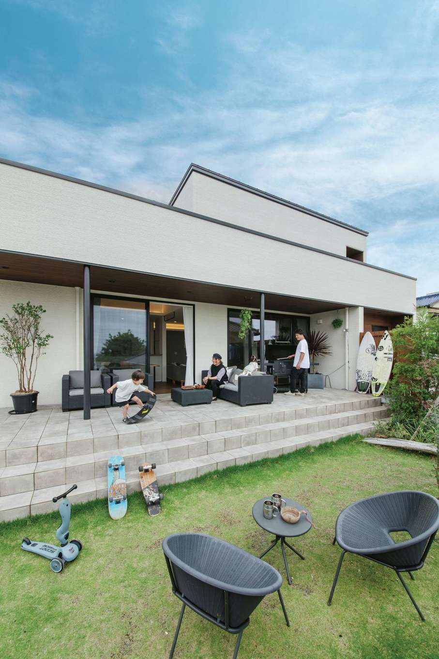 内田建設【デザイン住宅、趣味、建築家】BBQやグランピング、縁日など、友人も呼んでいろいろな楽しみ方ができる庭。外と中が曖昧につながり、家にいながらアウトドアライフを満喫