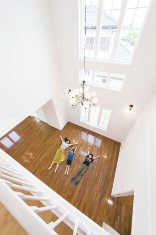 高さ7mの吹抜け空間は圧巻！　手すりのデザインにも注目