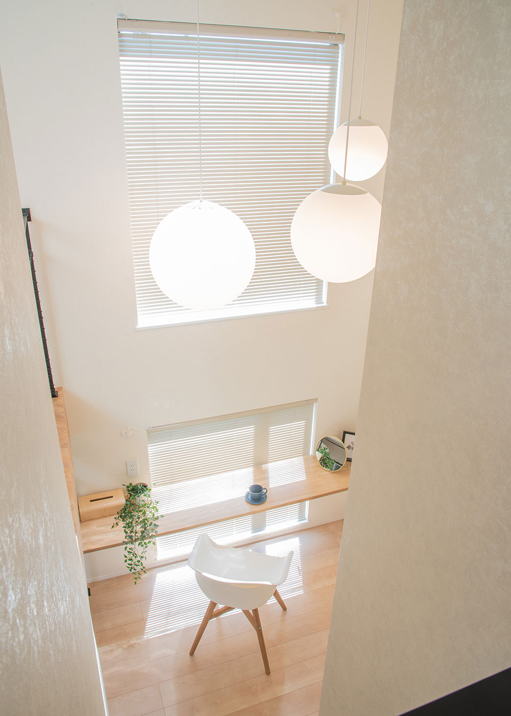 小野田産業～designers house project～【静岡市清水区青葉町6ｰ18・モデルハウス】階段の踊り場にカウンターを造作。明るく開放的なワークスペースに