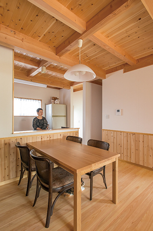 お孫さんを預かる時にも、リビングに目が行き届き安心の対面式キッチン