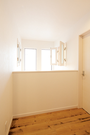 寝室と子ども部屋の小窓は、通風や採光だけでなく、家族の気配も伝えてくれる