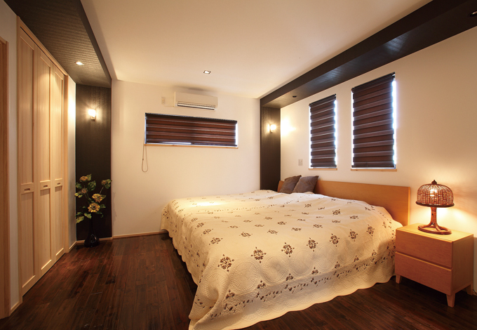 ２階のプライベートスペースは、各々がゆったりくつろげるよう、個性を生かしたインテリアに。寝室のクローゼットは桐を使用。一日の疲れをリセットする癒しの空間…