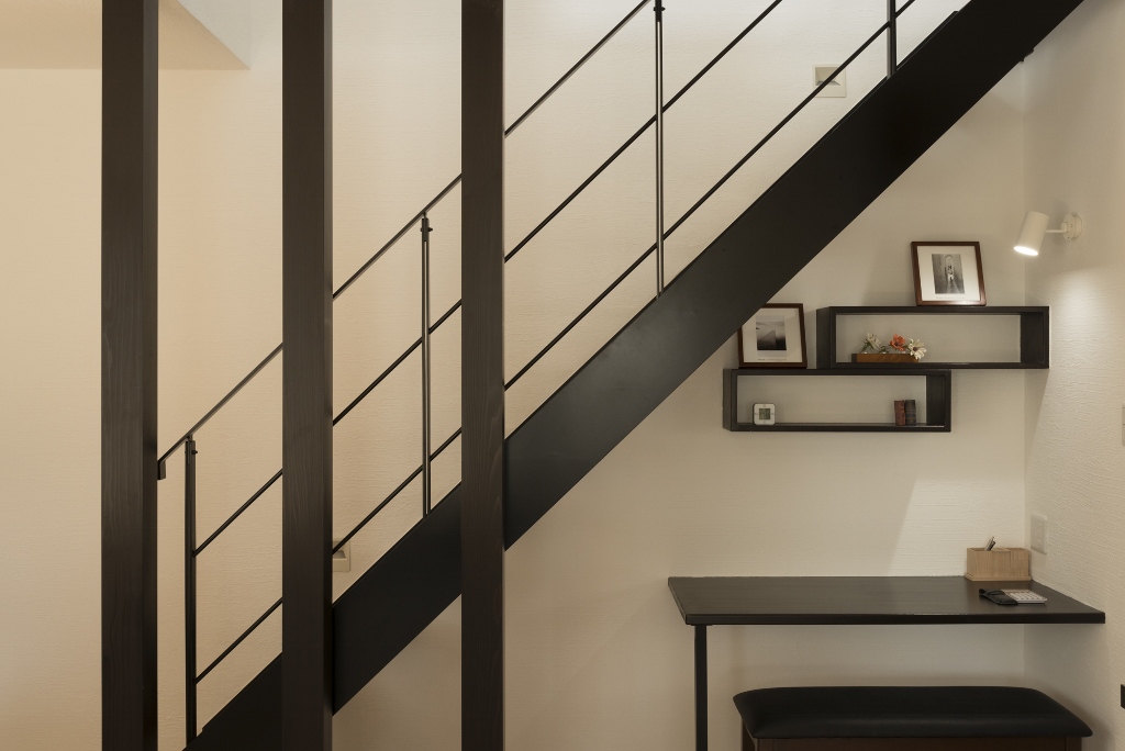 SEIEN ARCHITECT【デザイン住宅、インテリア、建築家】黒を基調にしたインテリアは、漆喰の白い壁、無垢の床に囲まれた部屋をほどよく引き締める