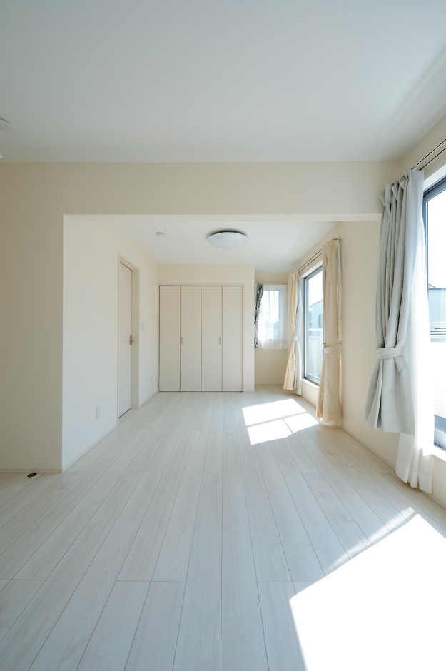 絆家（きずなや）【1000万円台、デザイン住宅、省エネ】真っ白な壁や床が清々しい子ども室。ここを裸足で駆け回る子どもたちの姿を見る日が待ち遠しい