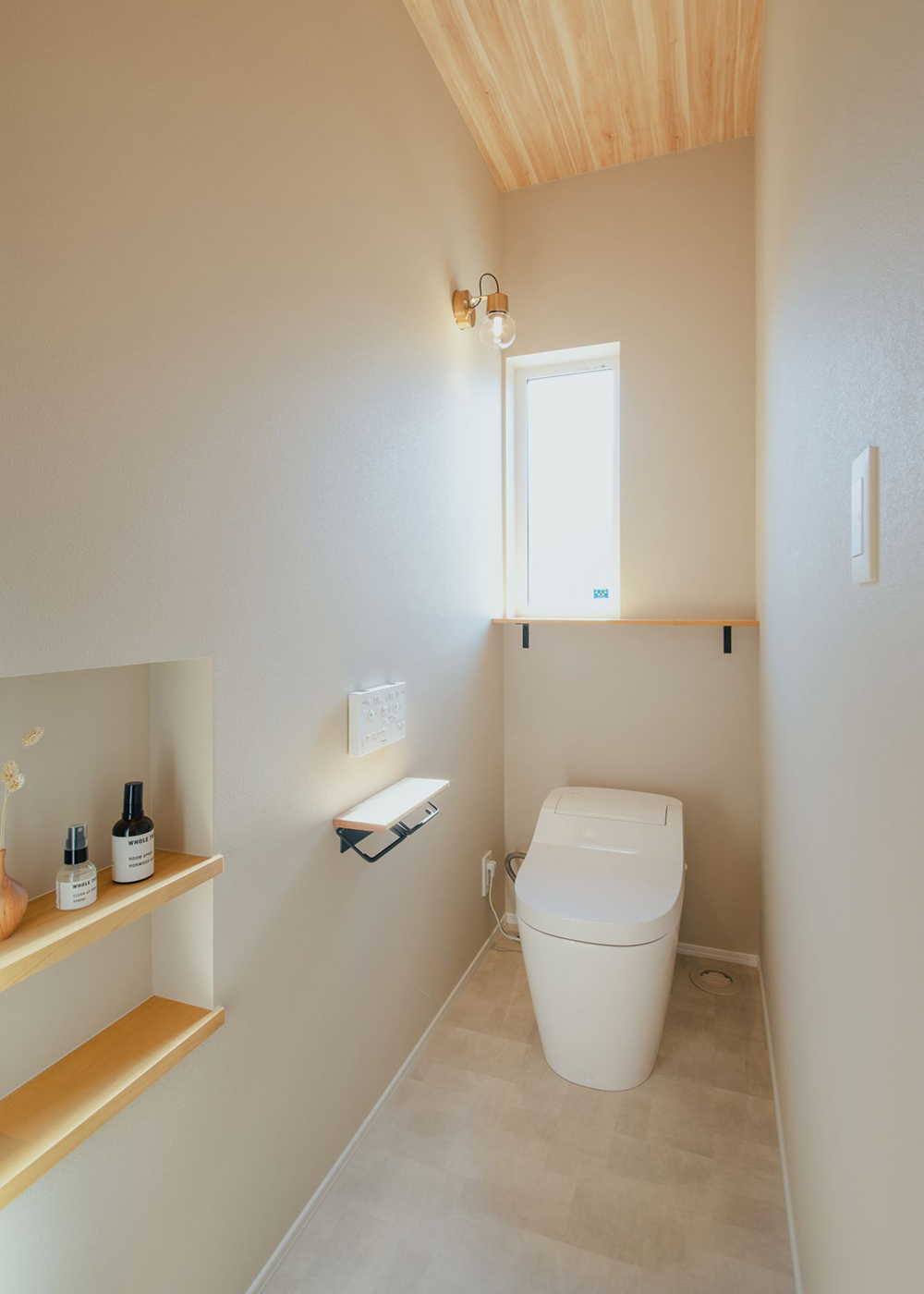 ainoa.life くらはし建築【省エネ、平屋、収納力】窓からの柔らかい光で明るいトイレ。昼間は電気をつけなくても大丈夫。もちろんトイレも快適な温度