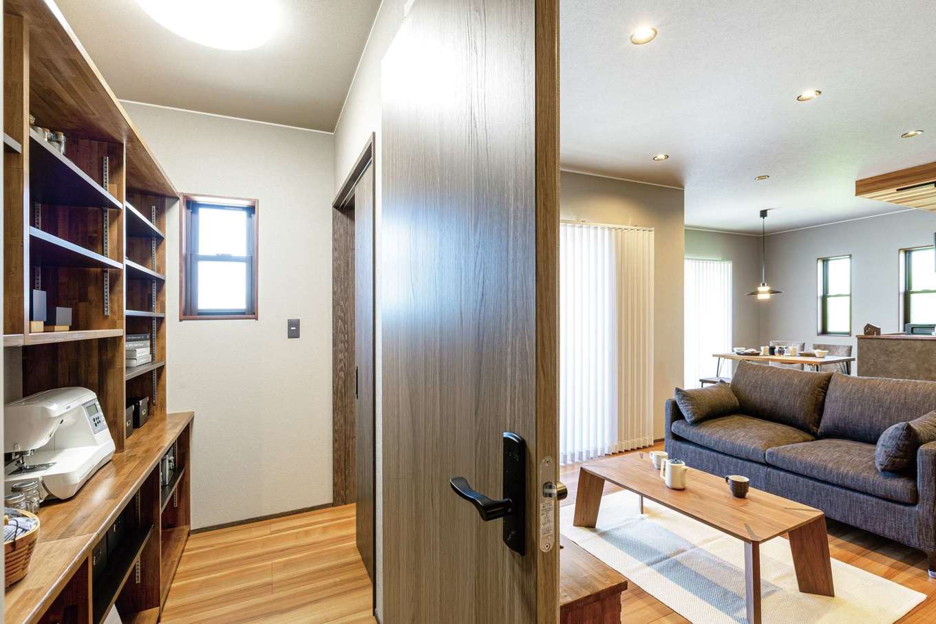 深見工務店 S-style【子育て、収納力、間取り】リビングで使う雑多な物を収納できるリビングクローク。テレビ背面にあるため、アクセスも抜群で、いつも片付いたリビングを保てる。棚は高さ、幅、奥行きを使う人に合わせて計算。収納量、使い勝手ともに申し分ない。物を溜めない工夫として両側に入口があるのも、収納術のポイントのひとつ