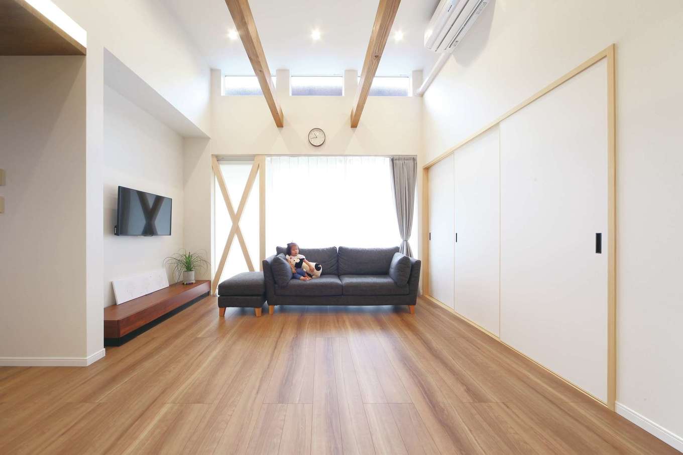 ソーラーホーム/OMソーラーの家【デザイン住宅、省エネ、間取り】筋交いをあえて見せることで視線が奥まで抜け、圧迫感を解消