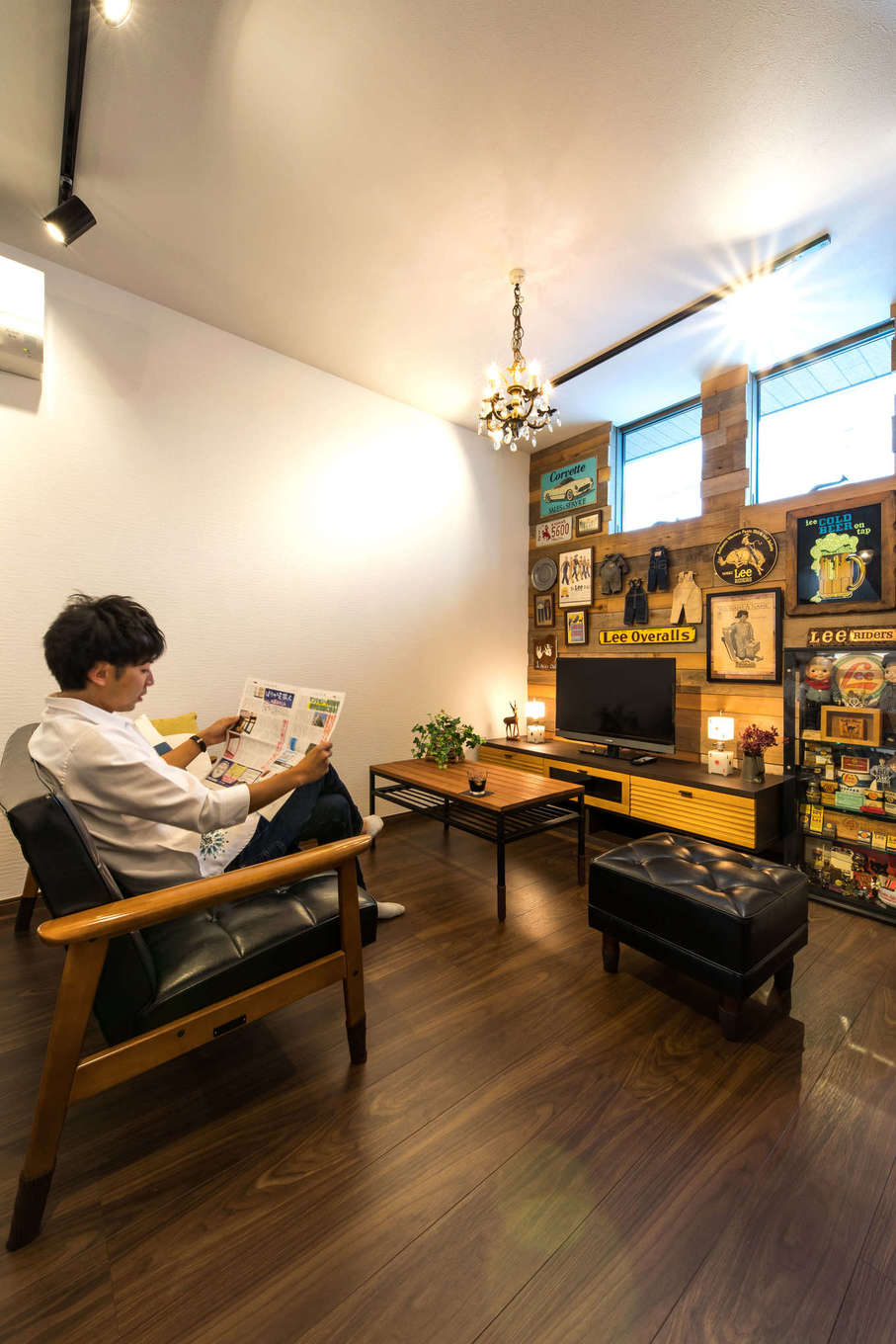 建築システム（狭小住宅専門店）【1000万円台、狭小住宅、インテリア】1階南側に設けたリビング。道路に面しているため、プライバシーの保護から窓は採光に必要充分なサイズの高窓に。壁には古材を用いて好みのインテリアを楽しんでいる
