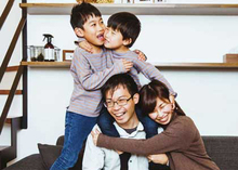 県外出身、30代のご夫婦と小3、年長の男の子の4人暮らし。大学時代に出会い、就職先が遠距離となったため、20代前半で結婚。この家を建てたのも20代のうちだった。休みの日は熱海や修善寺へ。