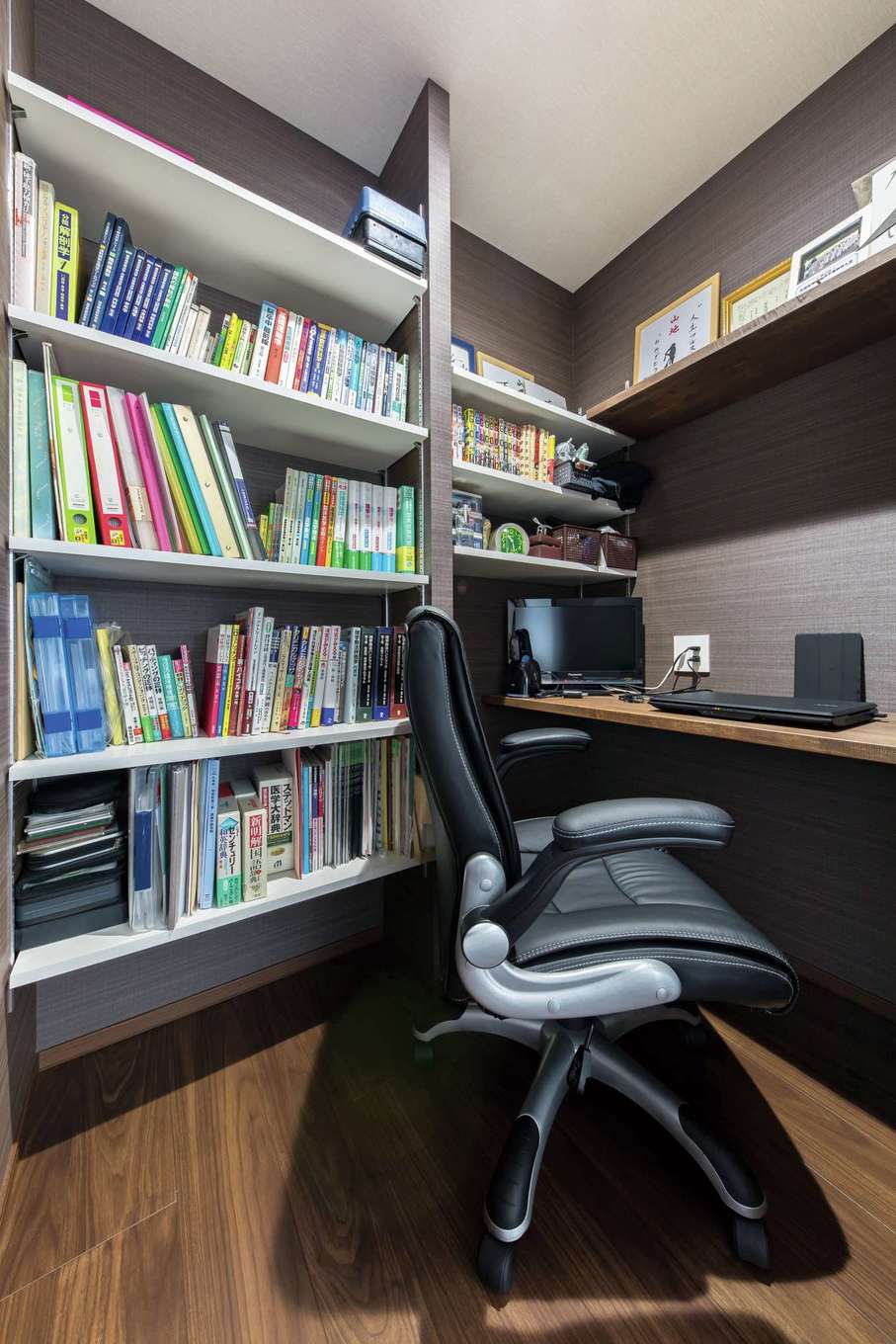 -delphi- デルフィ（藤井建築事務所） 【デザイン住宅、間取り、建築家】２階のご主人の書斎は、漫画喫茶のパーソナルスペースと同じ広さにリクエスト。1階トイレと同じ1.5畳で、おこもり感があり居心地がいい
