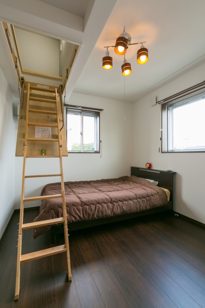 建築システム（狭小住宅専門店）【二世帯住宅、狭小住宅、ガレージ】寝室に屋根裏収納庫を設け、普段めったに使わないものはたっぷり収納しておける