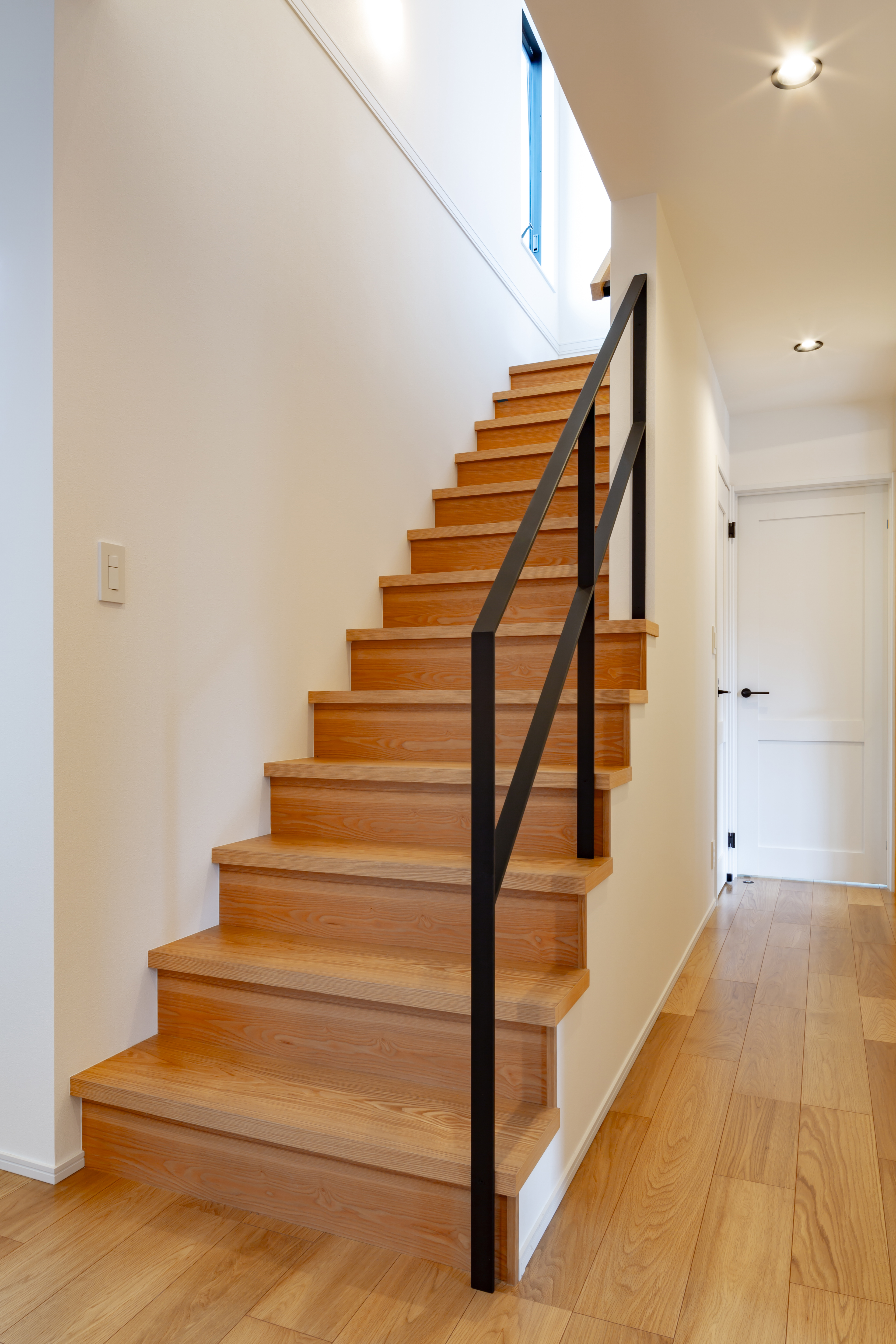 ムニカデザイン（まほろばホーム）｜玄関に階段を配置することで、視線が上へと誘導され、広がりのある住空間に。