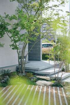 S邸の外構はまだ未完成。さらに植栽が植えられ、暮らしに彩りとやすらぎを添える