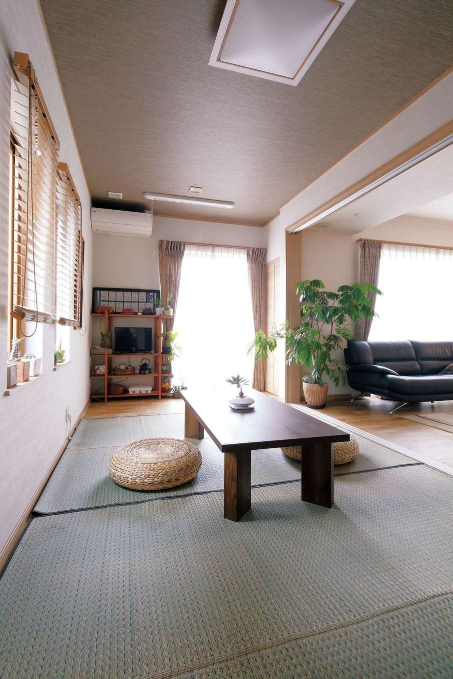 静鉄ホームズ【二世帯住宅、省エネ、間取り】和室は広縁を設け、用途を広げた。来客用の動線も用意されている
