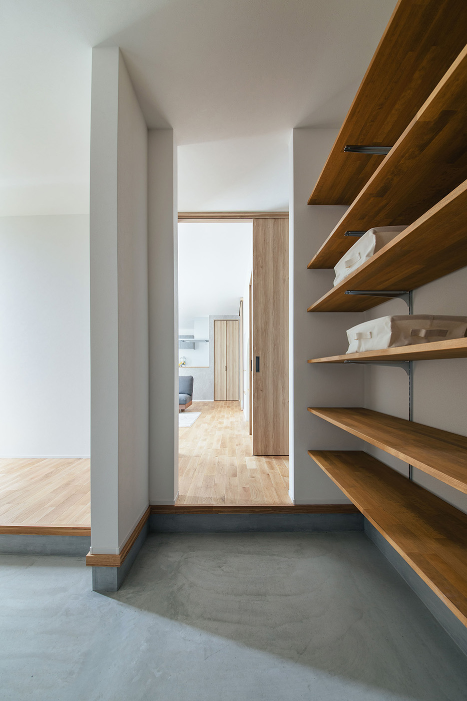 DAITOKU（大得工務店）｜玄関は来客用と、シューズクロークから直接家に上がれる家族用とをゆるやかにわけている