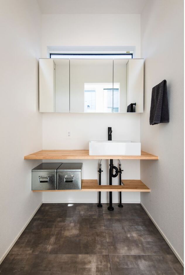 使いやすさとデザイン性を重視した造作の洗面台