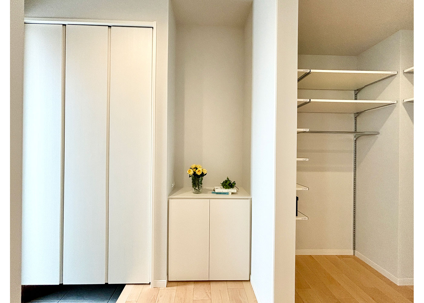 ミサワホーム静岡【デザイン住宅、収納力、間取り】たっぷりの玄関収納。コートクロークを備え、花粉やホコリ、ウイルスなどを室内に持ち込まない外とのクッションスペースになった