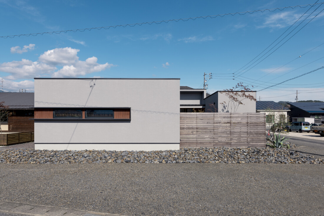 チェックハウス｜シンプルでモダンな外観デザインが特徴の住宅。直線的なフォルムとシックなカラーリングが街並みの中で一際目立つ。