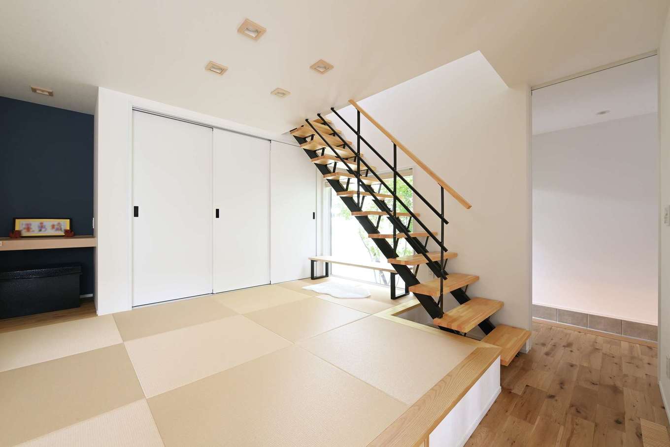 Yamaguchi Design 【デザイン住宅、省エネ、間取り】小上がりは坪庭に面して窓を設け、ご主人お手製の文机を設置