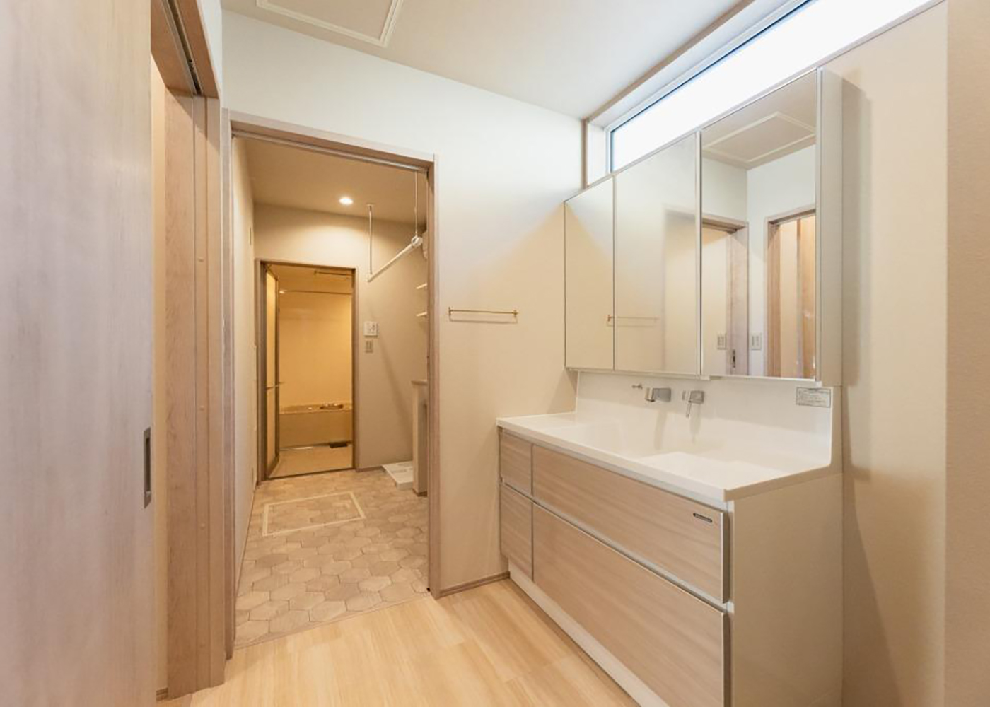 シバタ建設【デザイン住宅、省エネ、間取り】水回りは家事楽動線に。キッチン、パントリー、洗面室、ランドリールーム、浴室とつながり、奥さまの負担を軽減している