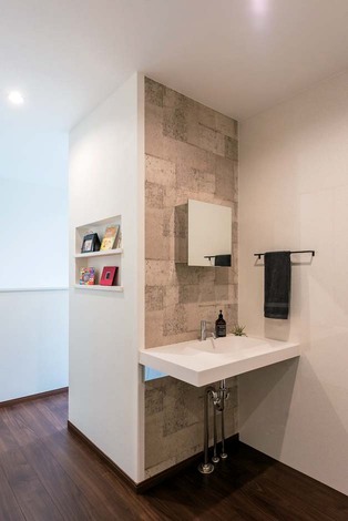 2階洗面はデザイン性と実用性を両立。ホールには大容量の収納を備えた