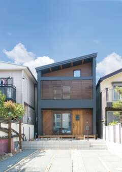 片流れのプロポーションが青空にくっきりと映える外観。友人とBBQを楽しむためにウッドデッキとテラスをつくった